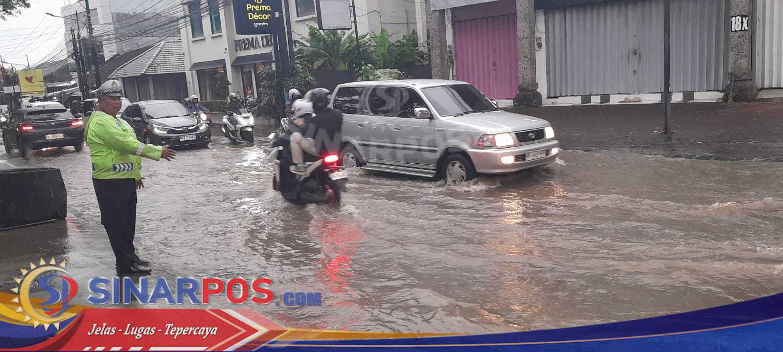 Personel Polsek Kuta UtaraLayani Masyarakat Di Tengah Kondisi JalanTergenang Air Personel Polsek Kuta UtaraLayani Masyarakat Di Tengah Kondisi JalanTergenang Air