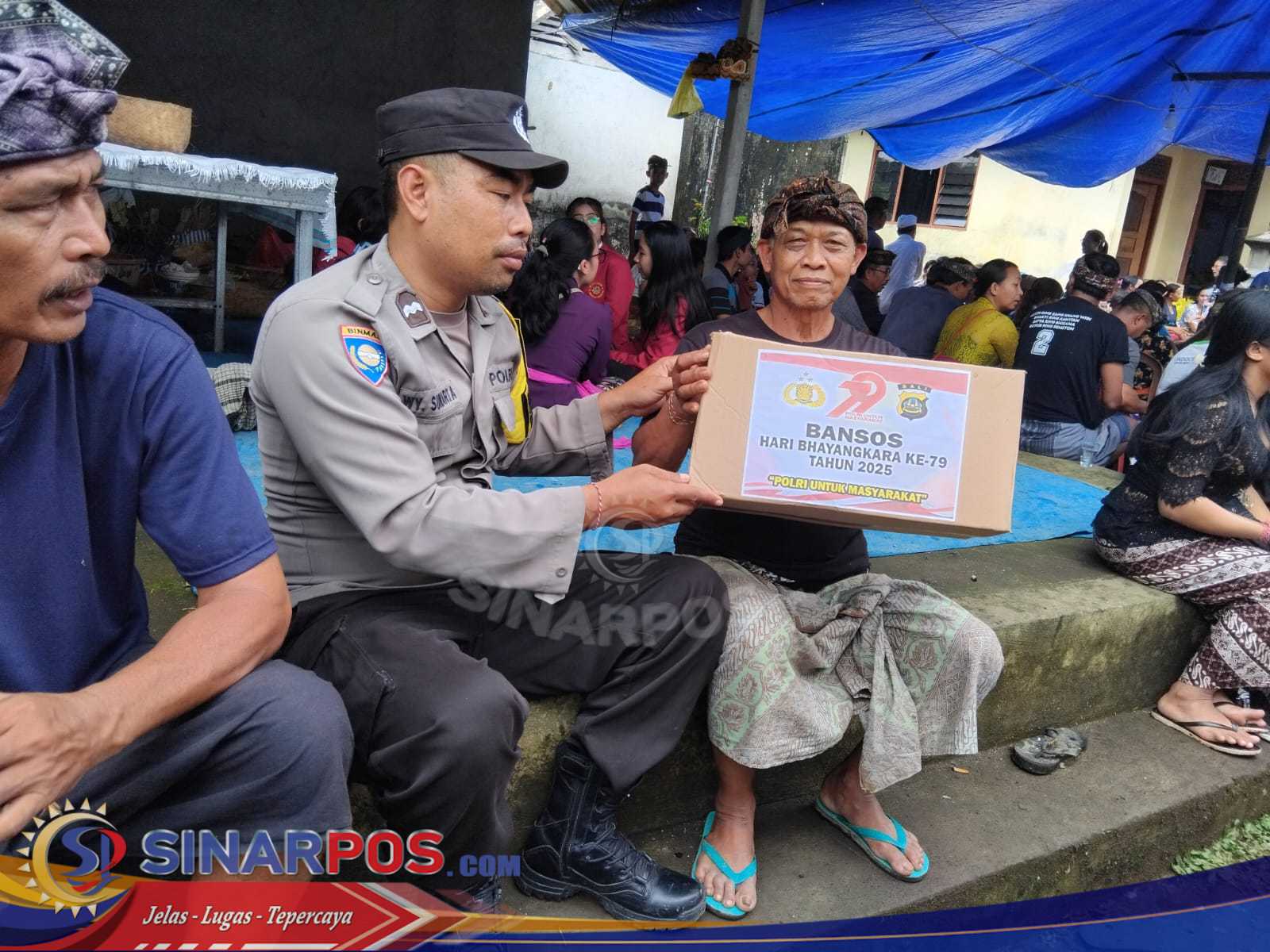 Kapolsek Tembuku Bersama Bhabinkamtibmas Serahkan Bansos Dalam Rangka HUT Bhayangkara ke-79 Kepada Warga Binaan