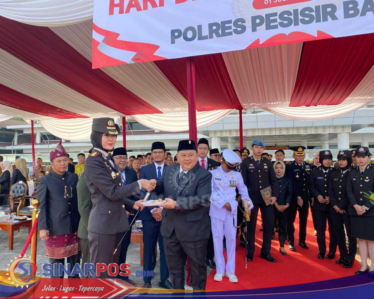 Kapolres Pesisir Barat Pimpin Upacara HUT Bhayangkara ke-79, Usung Tema Polri Untuk Masyarakat.