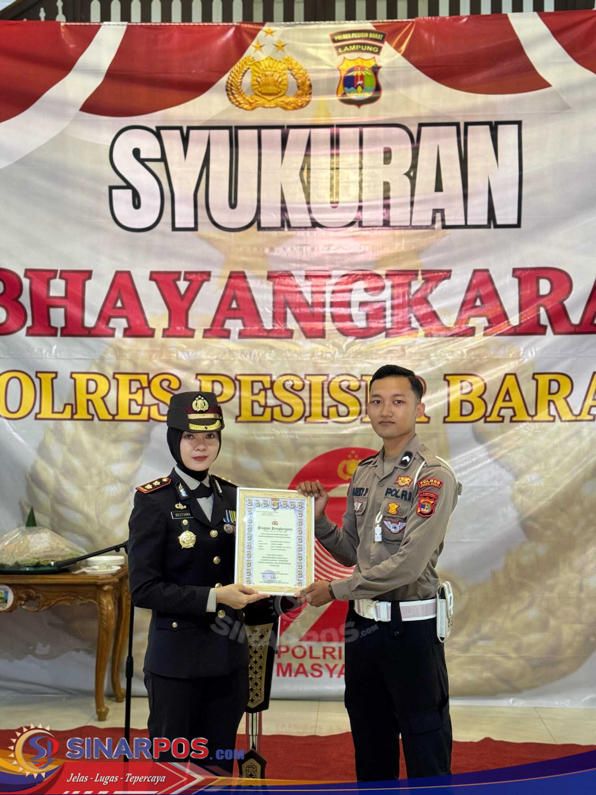 Kapolres Pesisir Barat Berikan Penghargaan kepada Anggota Satlantas Berprestasi di Momen HUT Bhayangkara ke-79