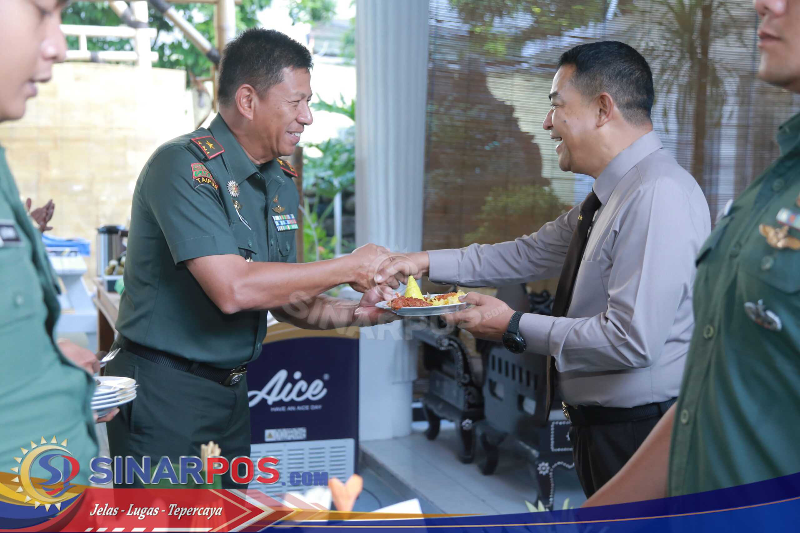 Kapolda NTB Dapat Kejutan Tumpeng dari Danrem 162/WB di Hari Bhayangkara ke-79 Kapolda NTB Dapat Kejutan Tumpeng dari Danrem 162/WB di Hari Bhayangkara ke-79