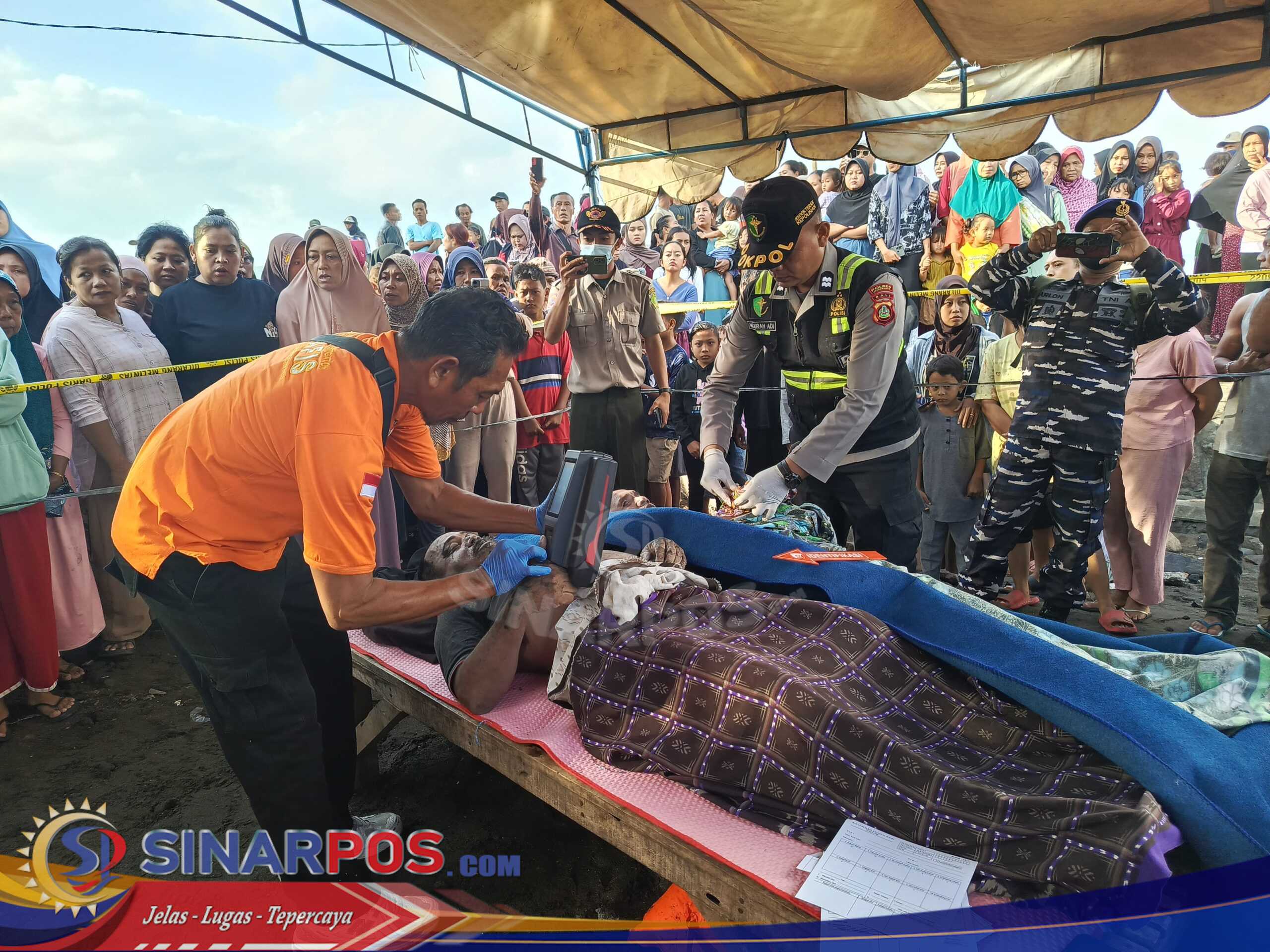 Tim SAR Gabungan Evakuasi 27 Penumpang Korban KMP Tunu Pratama Jaya Tenggelam Di Perairan Selat Bali Tim SAR Gabungan Evakuasi 27 Penumpang Korban KMP Tunu Pratama Jaya Tenggelam Di Perairan Selat Bali