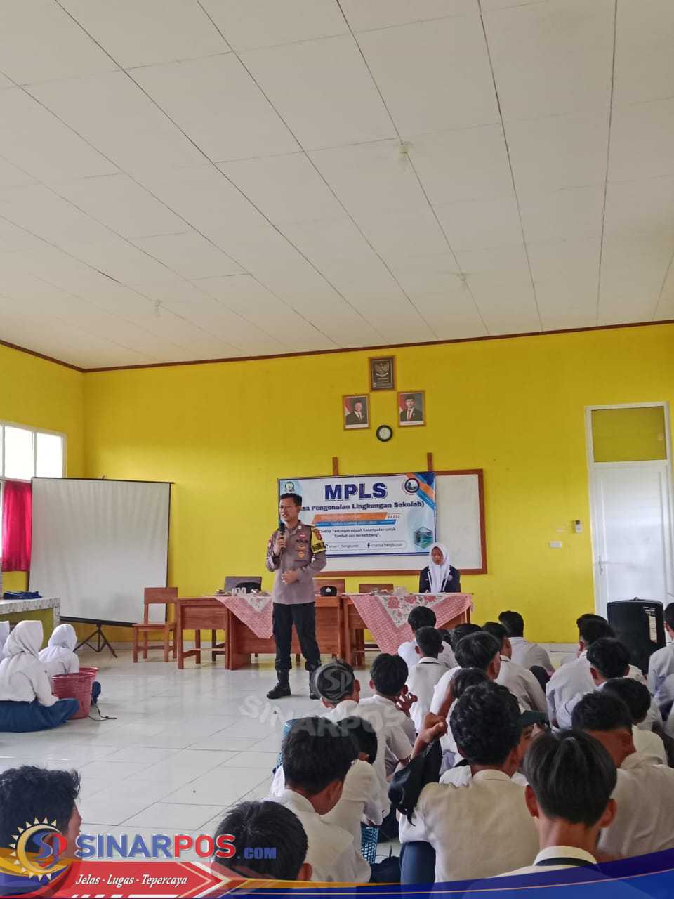Bhabinkamtibmas Polsek Bengkunat Laksanakan Penyuluhan Kamtibmas kepada Siswa SMAN 1 Bengkunat Saat MPLS