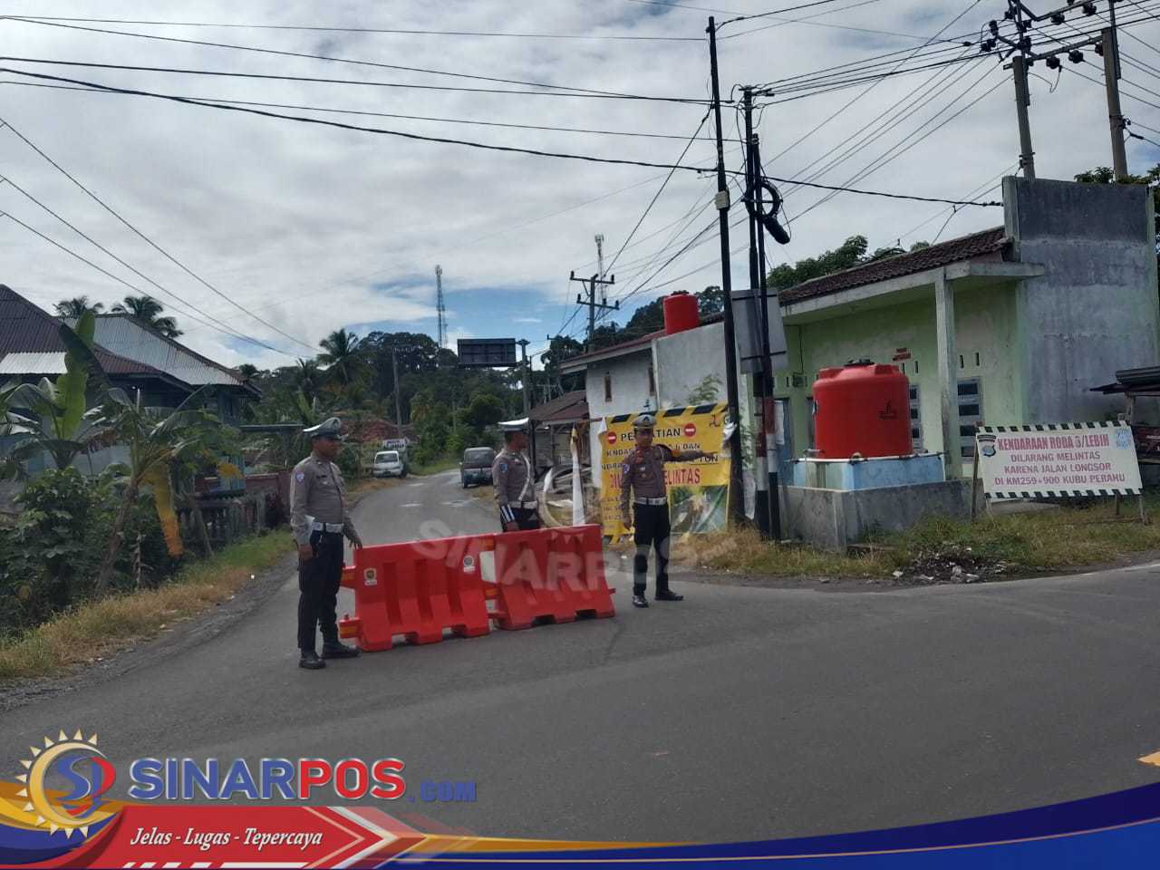 Sat Lantas Polres Pesisir Barat Laksanakan Pengalihan Arus Lalu Lintas Kendaraan Berat Menuju Liwa Sat Lantas Polres Pesisir Barat Laksanakan Pengalihan Arus Lalu Lintas Kendaraan Berat Menuju Liwa