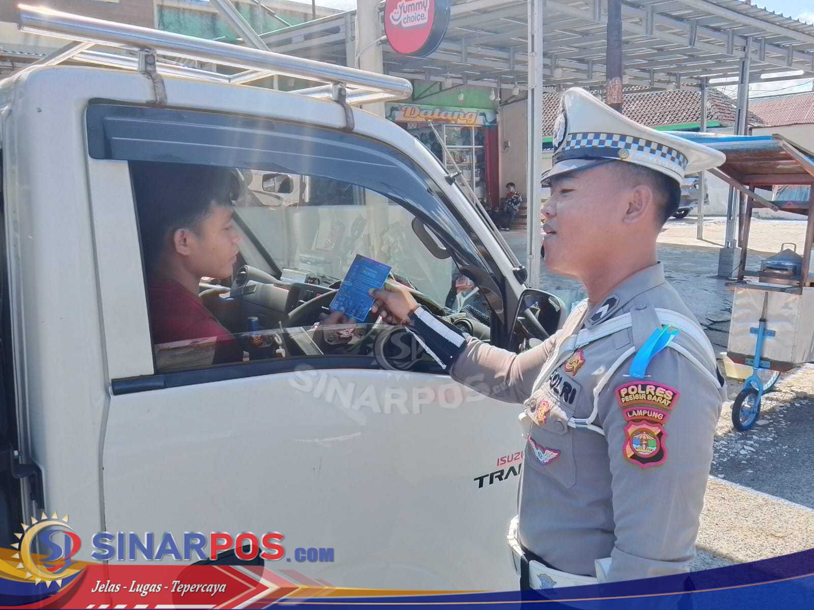 Satlantas Polres Pesisir Barat Bagikan Leaflet 7 Prioritas Pelanggaran dalam Rangka Ops Patuh Krakatau 2025 Satlantas Polres Pesisir Barat Bagikan Leaflet 7 Prioritas Pelanggaran dalam Rangka Ops Patuh Krakatau 2025