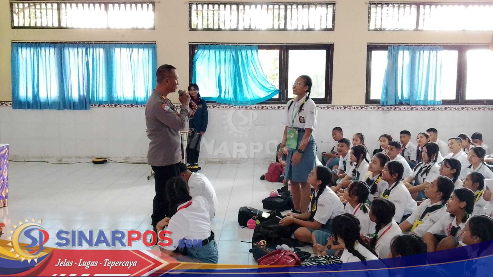 Cegah Perilaku Menyimpang, Kanit Binmas Polsek Dentim Beri Penyuluhan saat MPLS di SMKN 4 Denpasar