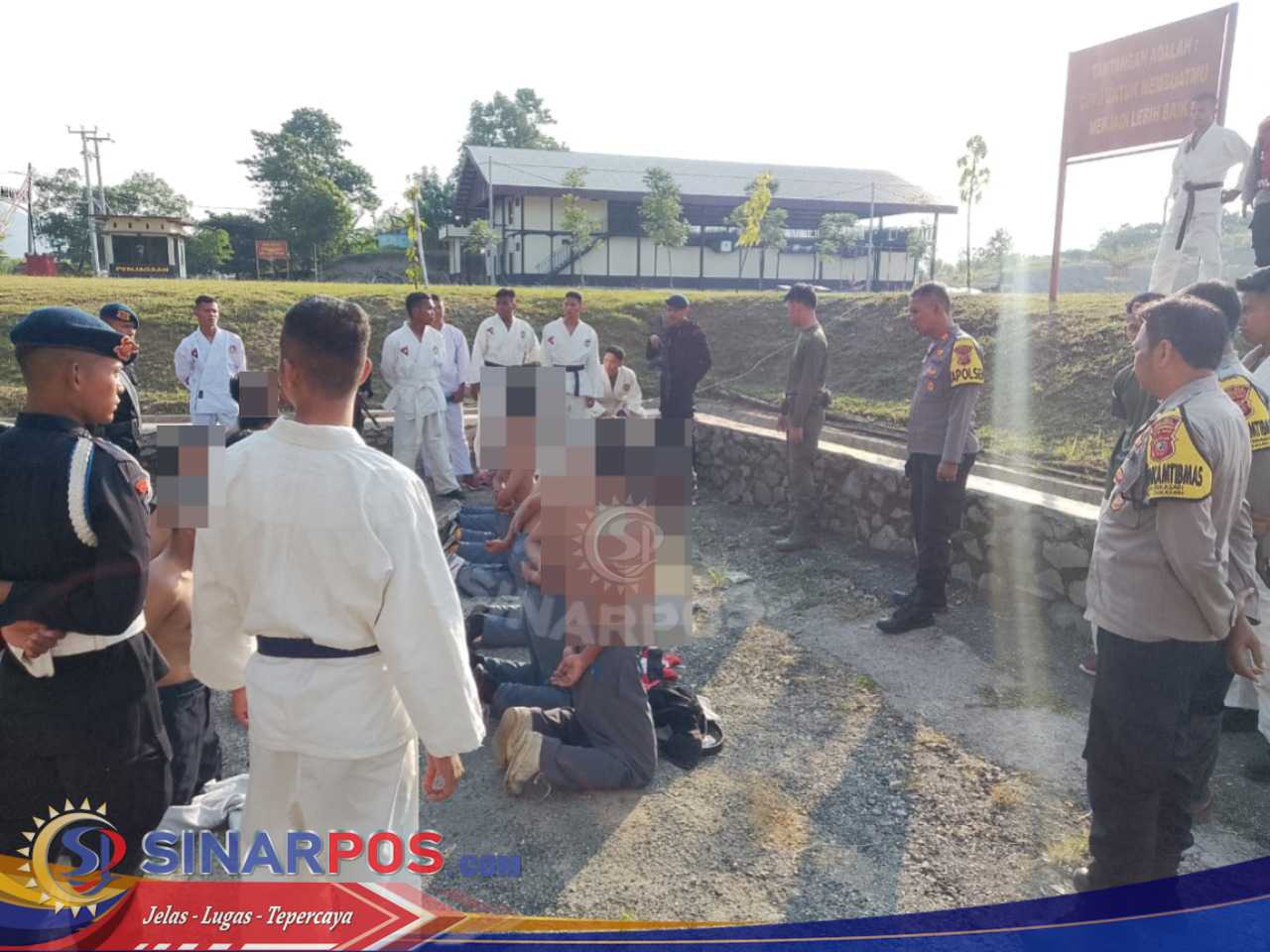 Polisi Gagalkan Tawuran Pelajar SMK Bersenjata 12 Orang Diamankan Polisi Gagalkan Tawuran Pelajar SMK Bersenjata 12 Orang Diamankan