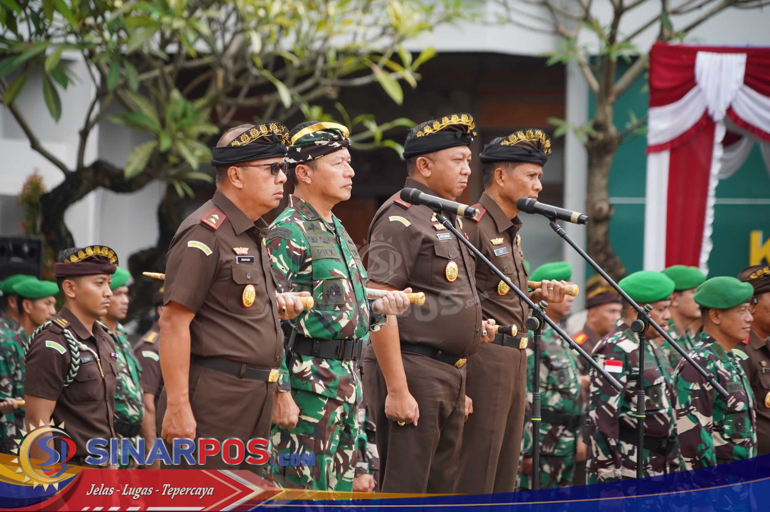 Pangdam IX/Udayana dan Kejati Pimpin Apel Gelar Pasukan Gabungan, Tegaskan Sinergi TNI-Kejaksaan di Bali Nusra Pangdam IX/Udayana dan Kejati Pimpin Apel Gelar Pasukan Gabungan, Tegaskan Sinergi TNI-Kejaksaan di Bali Nusra