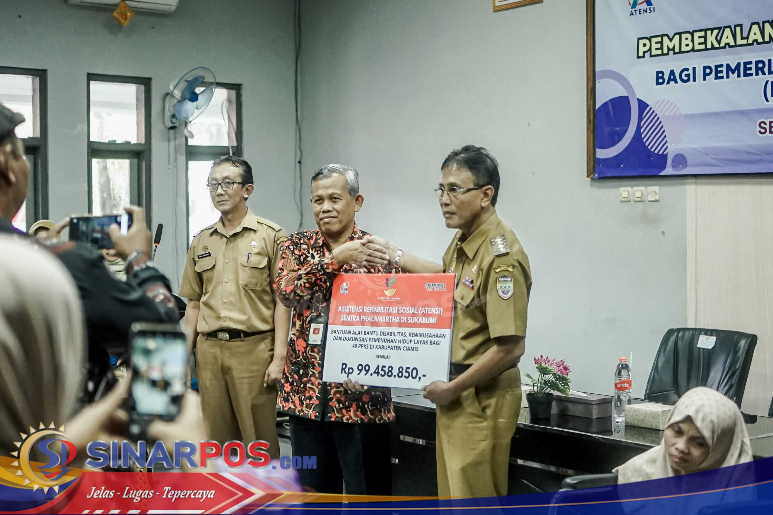 49 Penyandang Disabilitas di Ciamis Terima Bantuan Sosial, Diharapkan Dorong Kemandirian dan Kesejahteraan 49 Penyandang Disabilitas di Ciamis Terima Bantuan Sosial, Diharapkan Dorong Kemandirian dan Kesejahteraan