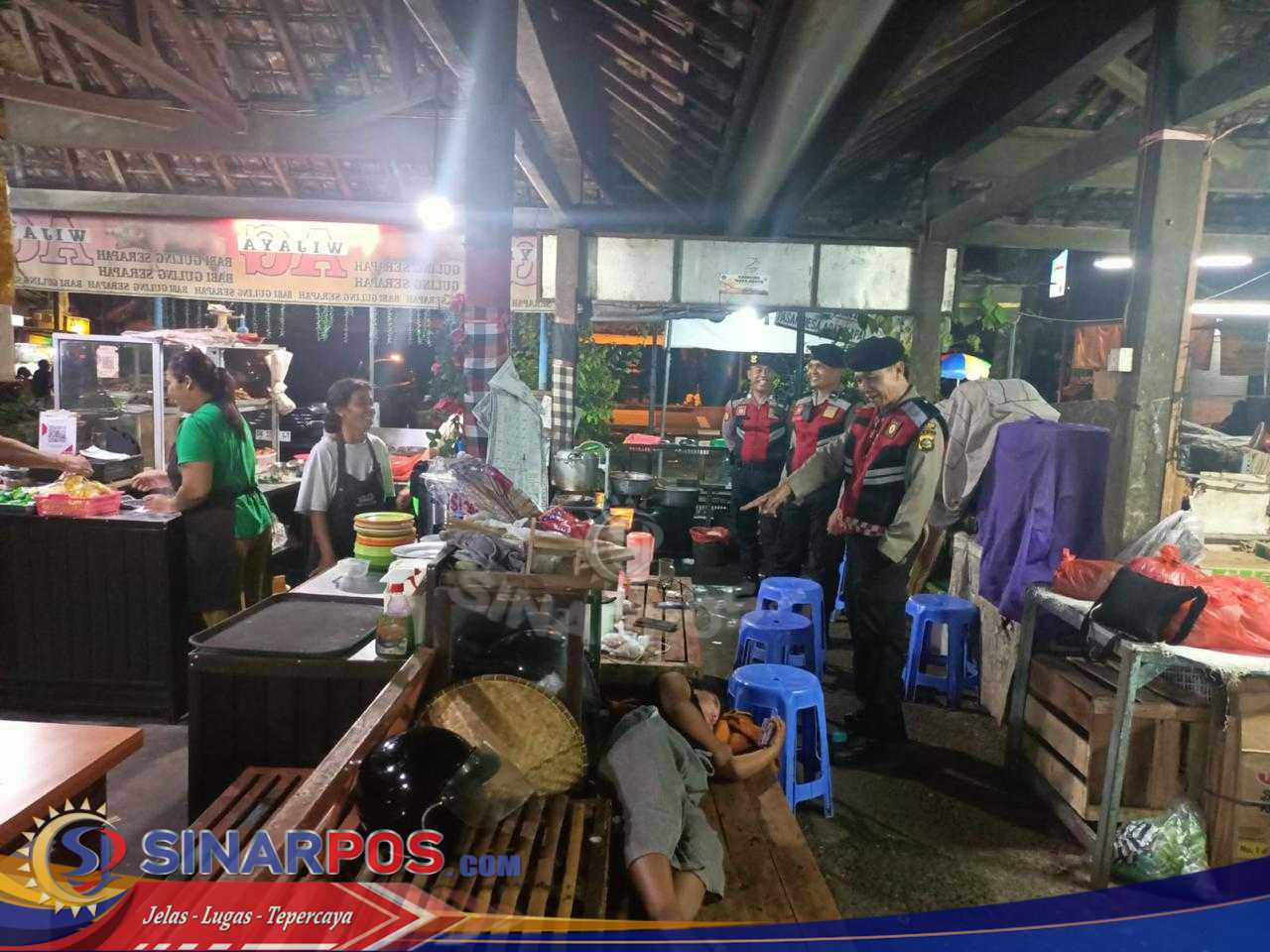 Temani Aktivitas Malam Warga, Blue Light Patrol Sambangi Pasar Senggol Kapal