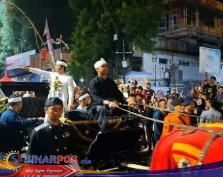 Bupati Purwakarta Naik kereta Kencana Perayaan Pestival budaya Nusantara Bupati Purwakarta Naik kereta Kencana Perayaan Pestival budaya Nusantara