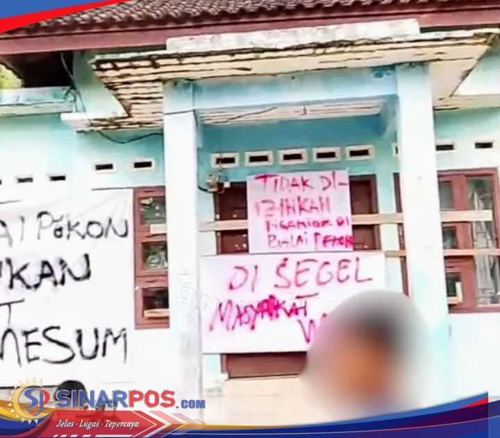 Waduh !!! Kecewa Pengaktifan Kembali Oknum Peratin Way Narta, Warga Segel Balai Pekon