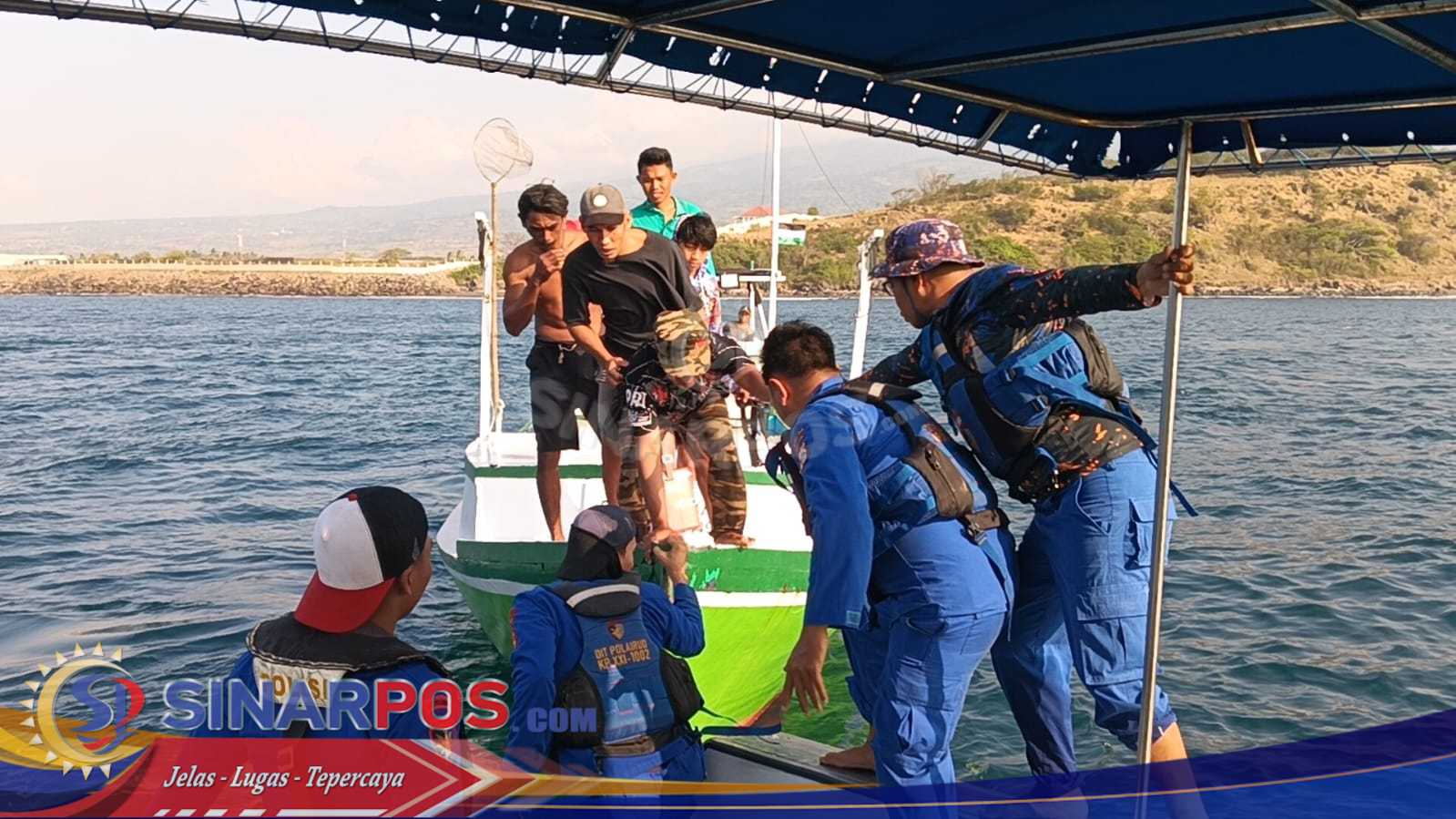 Gerak Cepat Ditpolairud Polda NTB Selamatkan 5 Nelayan Korban Kapal Tenggelam di Selat Alas Gerak Cepat Ditpolairud Polda NTB Selamatkan 5 Nelayan Korban Kapal Tenggelam di Selat Alas