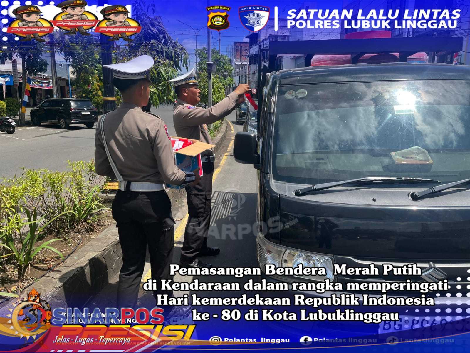 personel Satuan Lalu Lintas (Satlantas) Polres Lubuk Linggau. membagikan bendera Merah Putih secara gratis kepada para pengguna jalan.