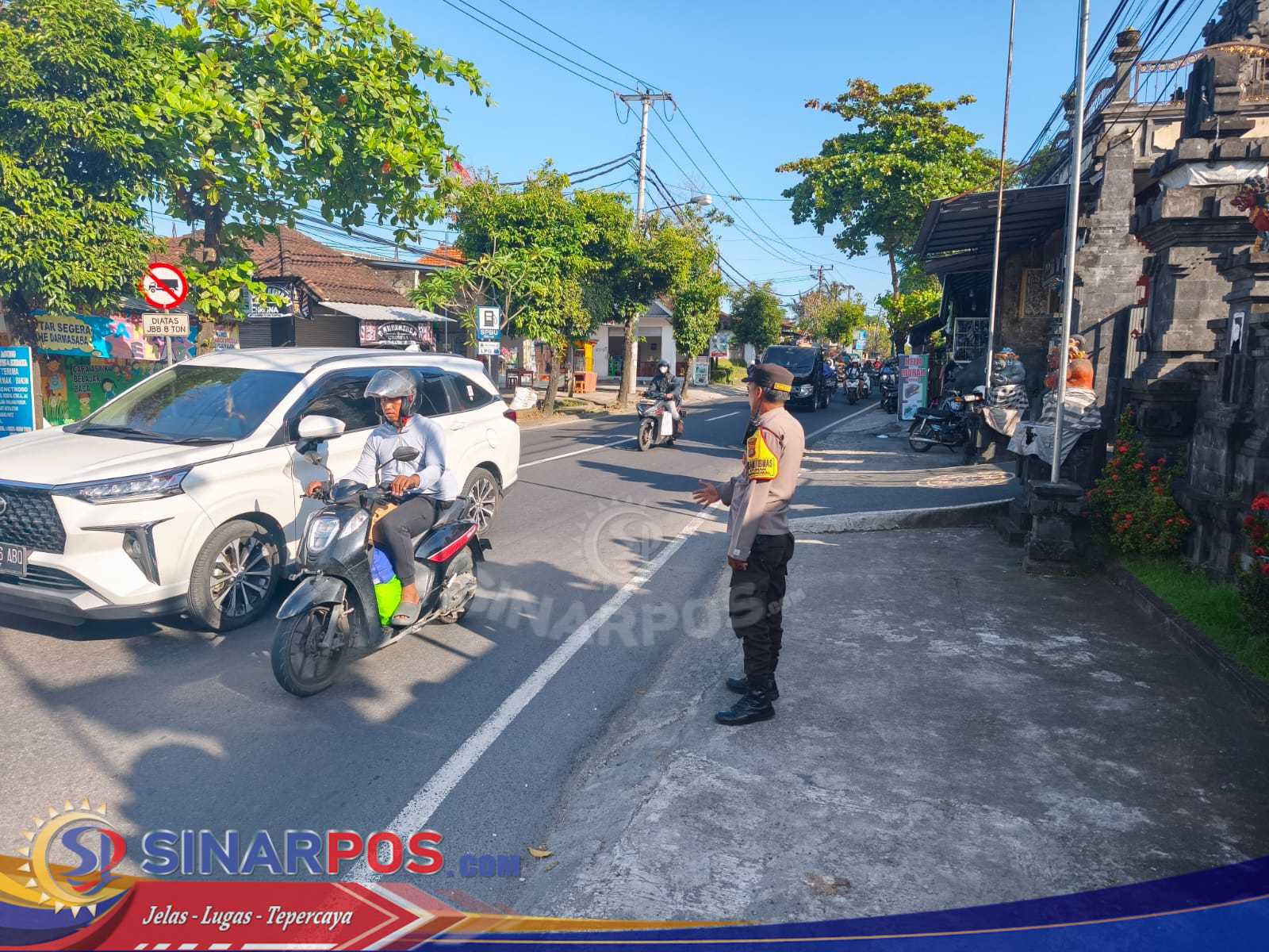Polsek Abiansemal Hadir Di Tengah Masyarakat, Atur Lalu Lintas Sore Hari Polsek Abiansemal Hadir Di Tengah Masyarakat, Atur Lalu Lintas Sore Hari