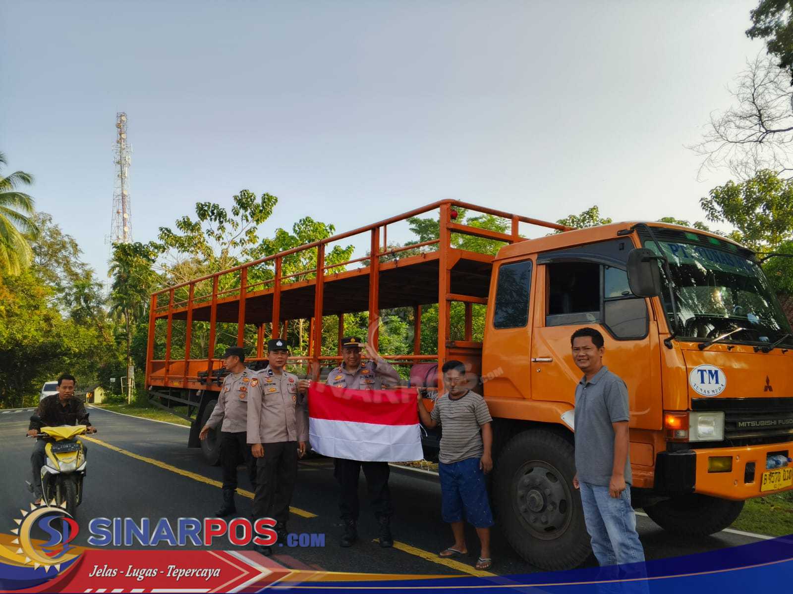 Polsek Pesisir Utara Bagikan Bendera Merah Putih Jelang HUT ke-80 RI Polsek Pesisir Utara Bagikan Bendera Merah Putih Jelang HUT ke-80 RI