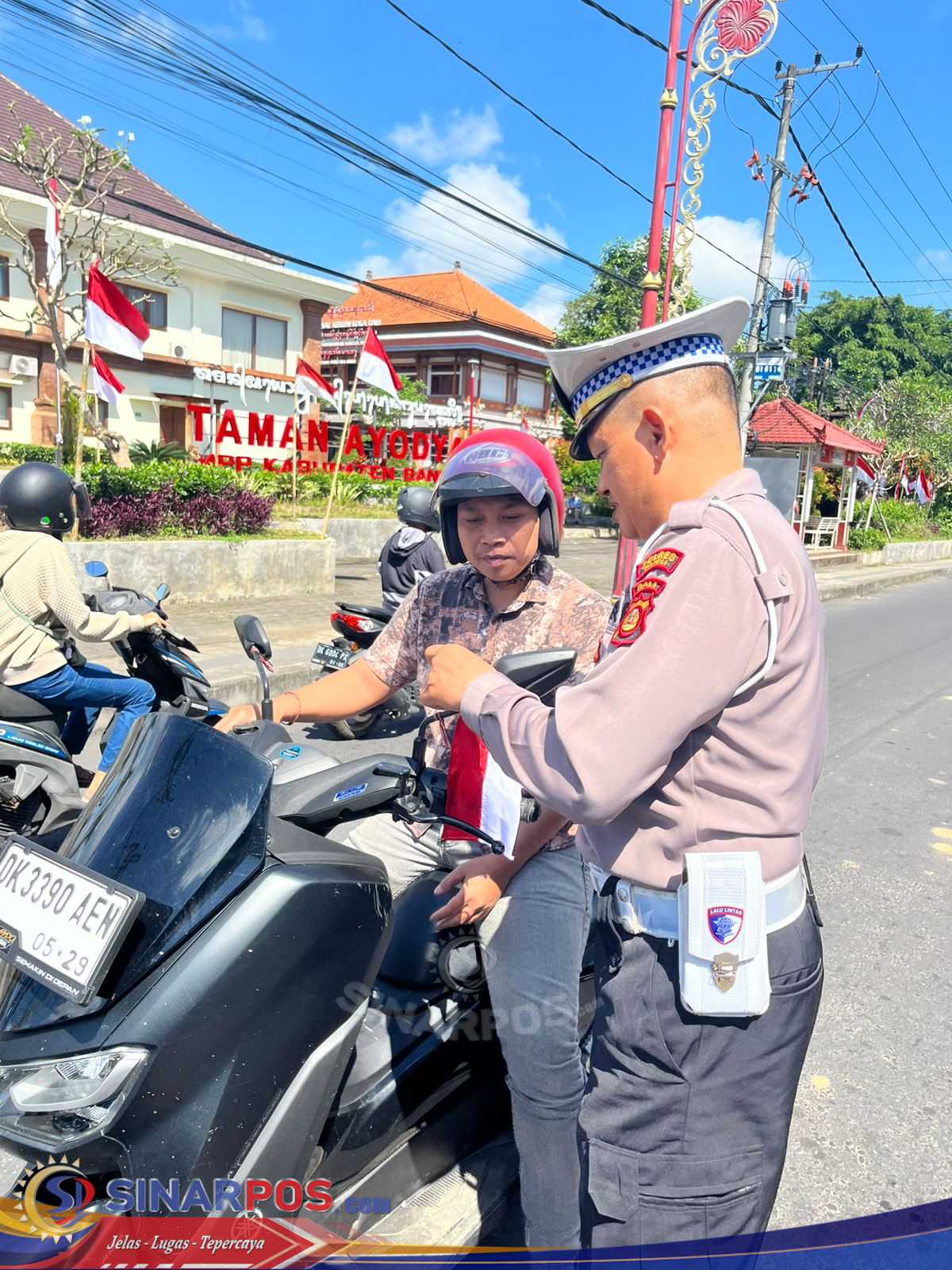 Polri Menyapa! Polantas Bangli Bagikan Bendera dan Bunga Jelang 80 Tahun Merdeka Polri Menyapa! Polantas Bangli Bagikan Bendera dan Bunga Jelang 80 Tahun Merdeka