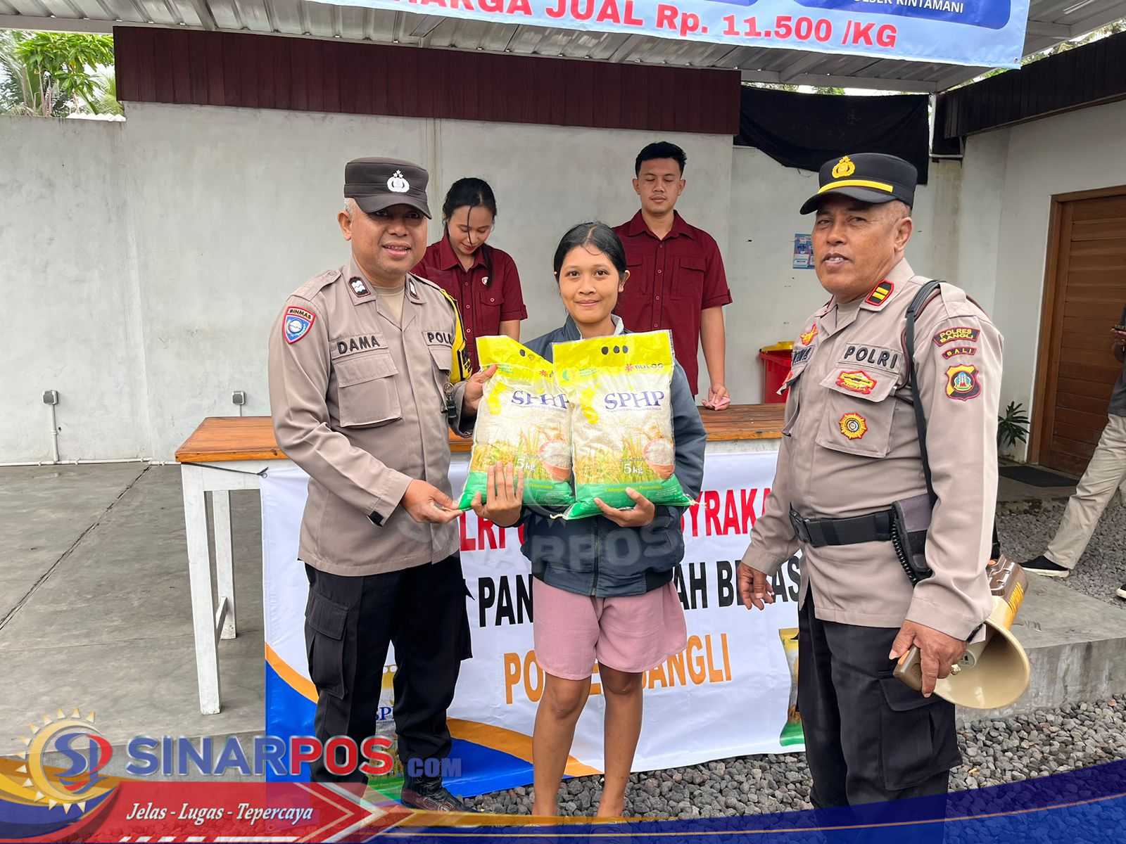 Polres Bangli Gelar Kegiatan Pangan Murah, Salurkan Beras SPHP untuk Stabilisasi Harga di Masyarakat Polres Bangli Gelar Kegiatan Pangan Murah, Salurkan Beras SPHP untuk Stabilisasi Harga di Masyarakat