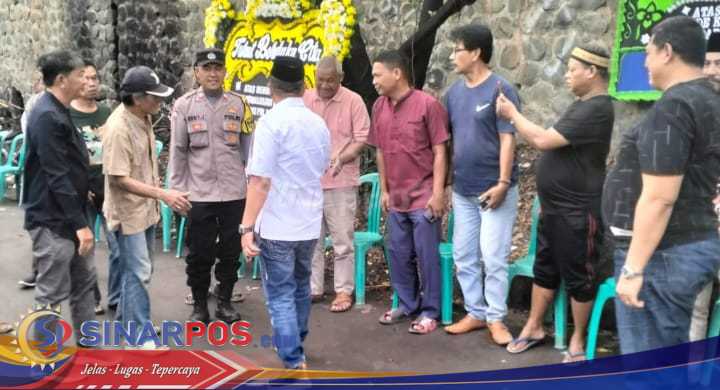 Kapolsek Klari Takziah ke Rumah Duka Almarhumah Hj. Dede Komalasari