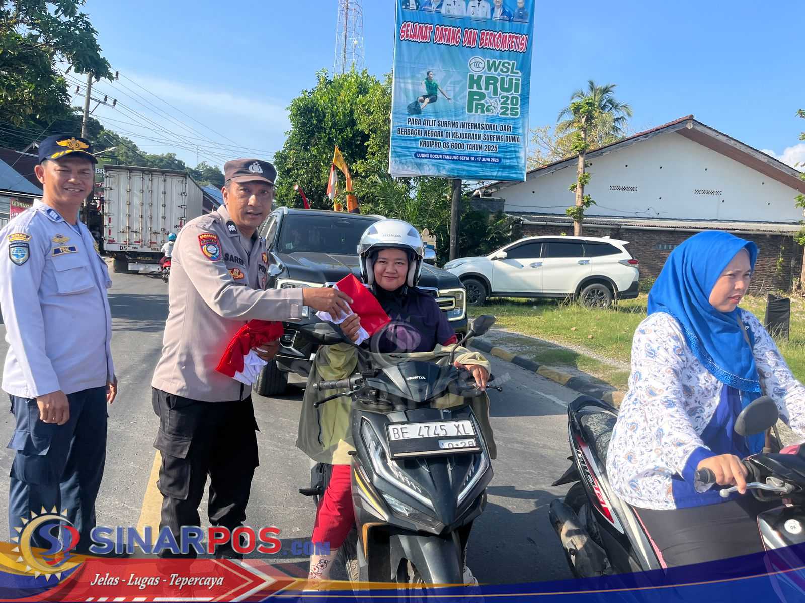 POLSEK PETENG BAGIKAN DAN BANTU PEMASANGAN BENDERA MERAH PUTIH JELANG HUT KE-80 RI