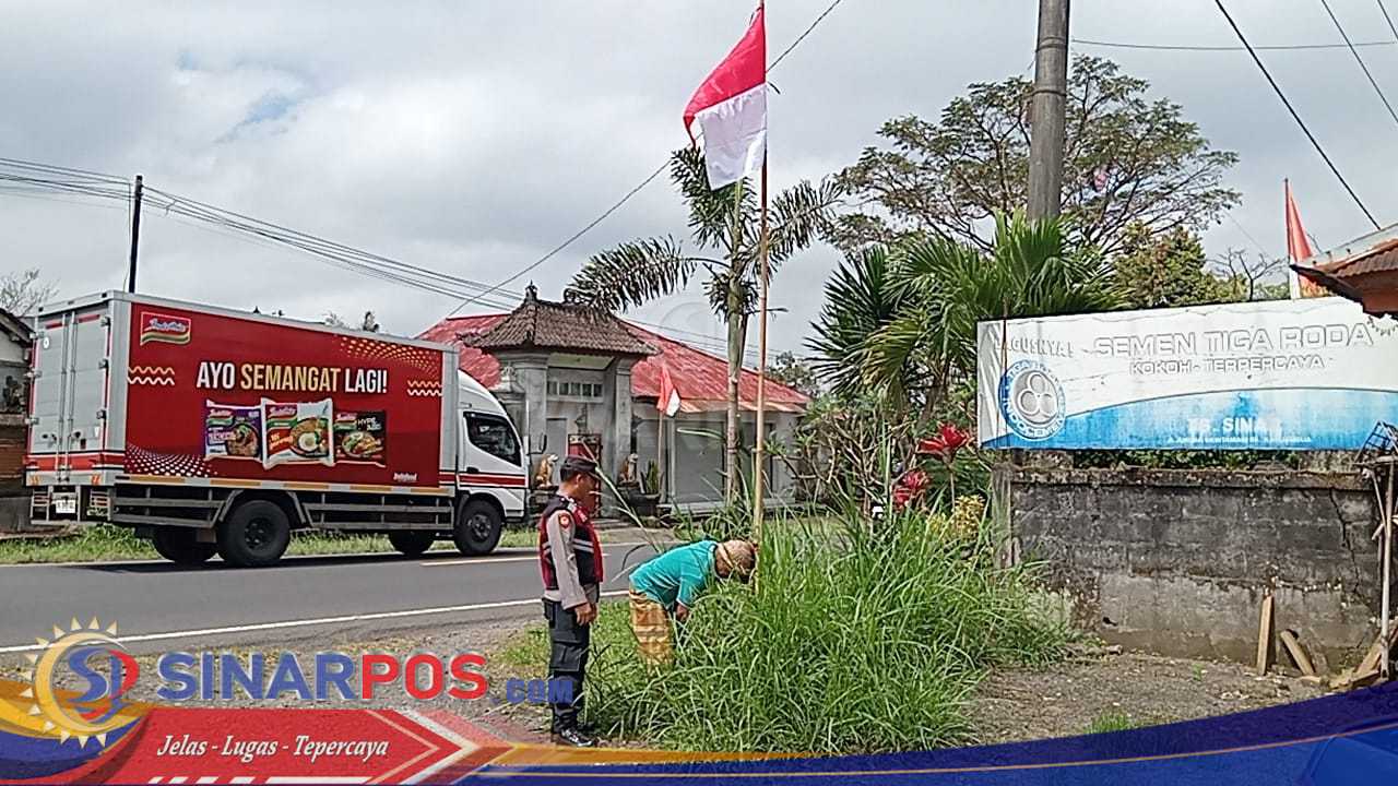 Gemakan Rasa Nasionalisme Jelang HUT RI ke 80, Polsek Susut Bagikan Bendera Merah Putih kewarga