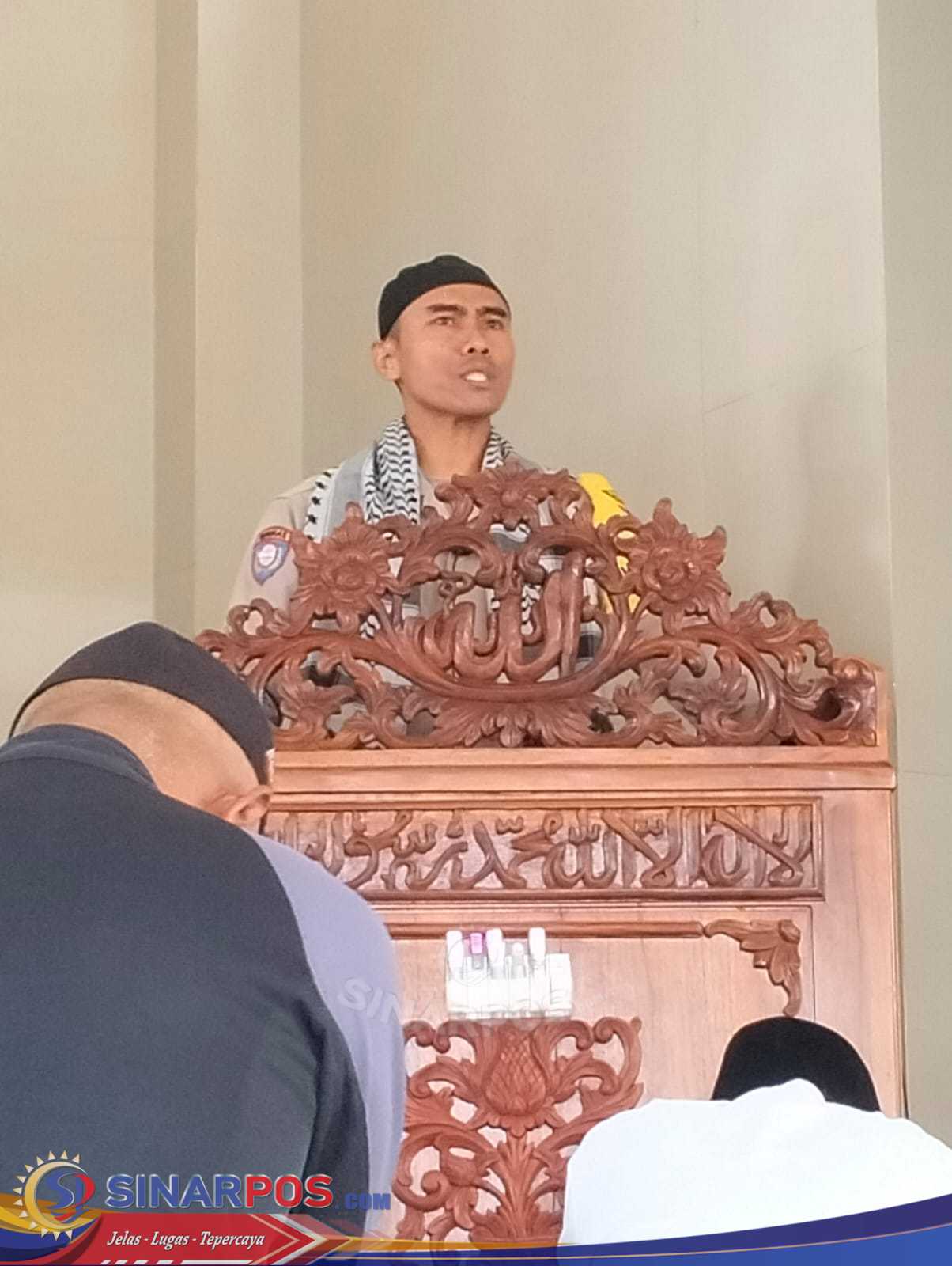 Aipda Lalu Satya, Polisi yang Jadi Imam dan Khatib demi Kamtibmas Desa