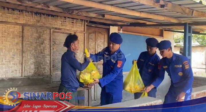 Sambut HUT RI ke-80, Ditpolairud Polda NTB Bagikan Sembako dan Bendera Merah Putih ke Warga Pesisir Sambut HUT RI ke-80, Ditpolairud Polda NTB Bagikan Sembako dan Bendera Merah Putih ke Warga Pesisir