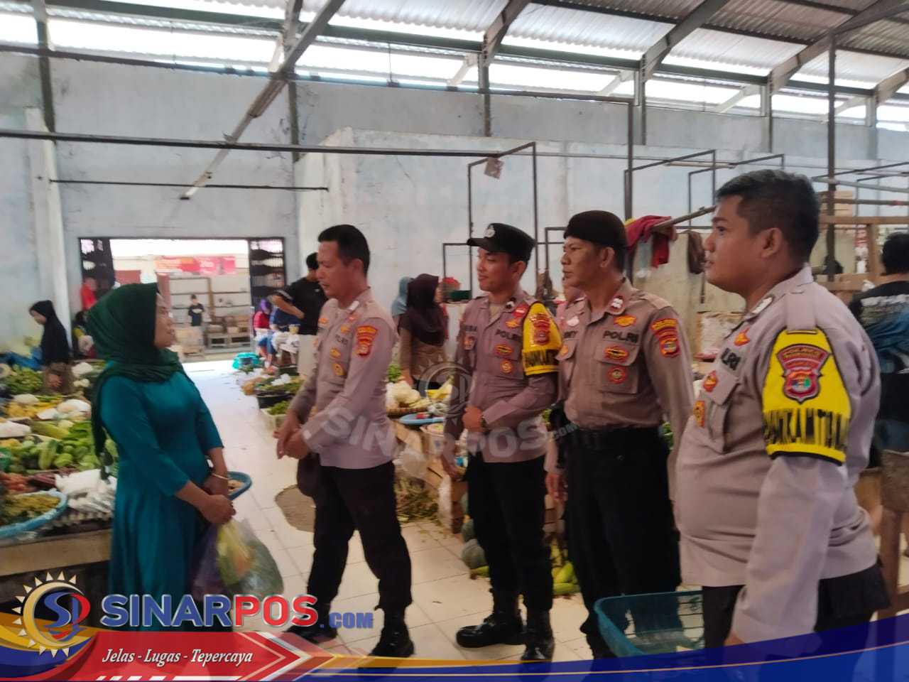 BHABINKAMTIBMAS POLSEK PESISIR TENGAH LAKSANAKAN SAMBANG KAMTIBMAS DI PASAR WAY BATU BHABINKAMTIBMAS POLSEK PESISIR TENGAH LAKSANAKAN SAMBANG KAMTIBMAS DI PASAR WAY BATU