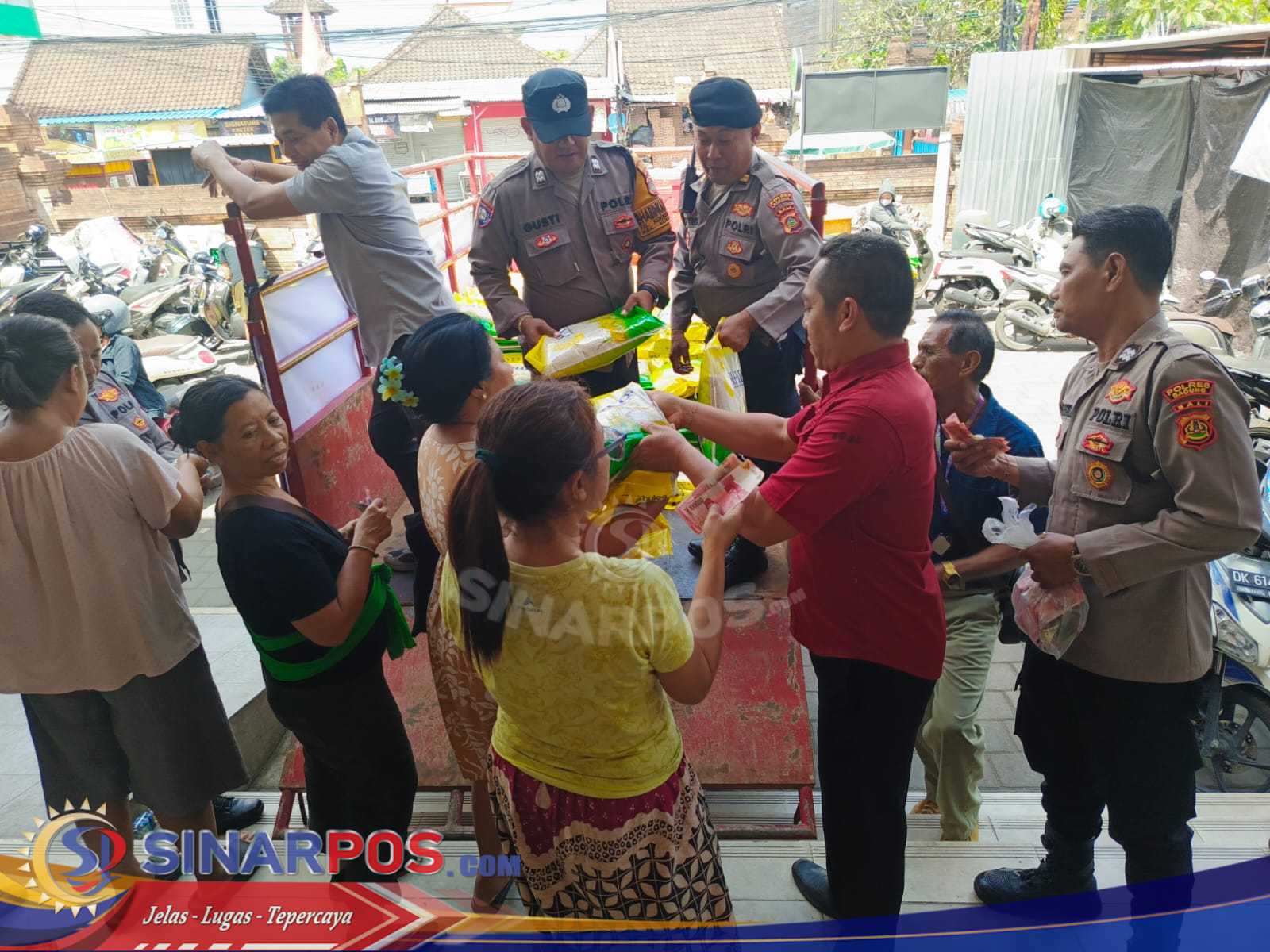 Pasar Murah Polsek Kuta Utara, Hitungan Jam Beras Bulog ( SPHP ) Habis Di Borong Masyarakat