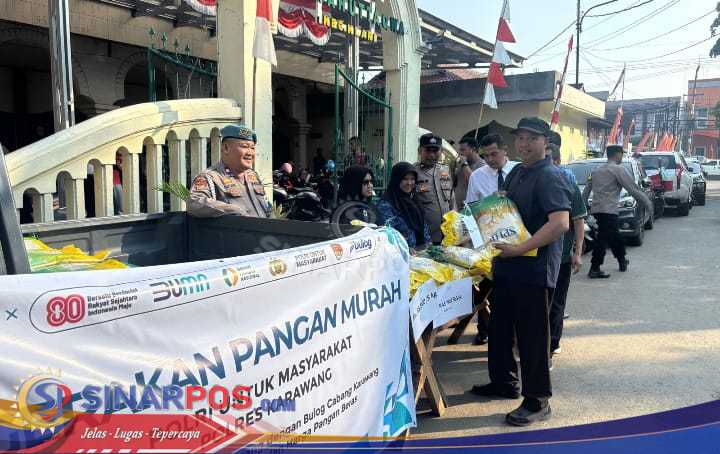 Kapolsek Klari Pimpin Kegiatan Penjualan Beras Bulog Dalam Rangka Gerakan Pangan Murah (GPM)
