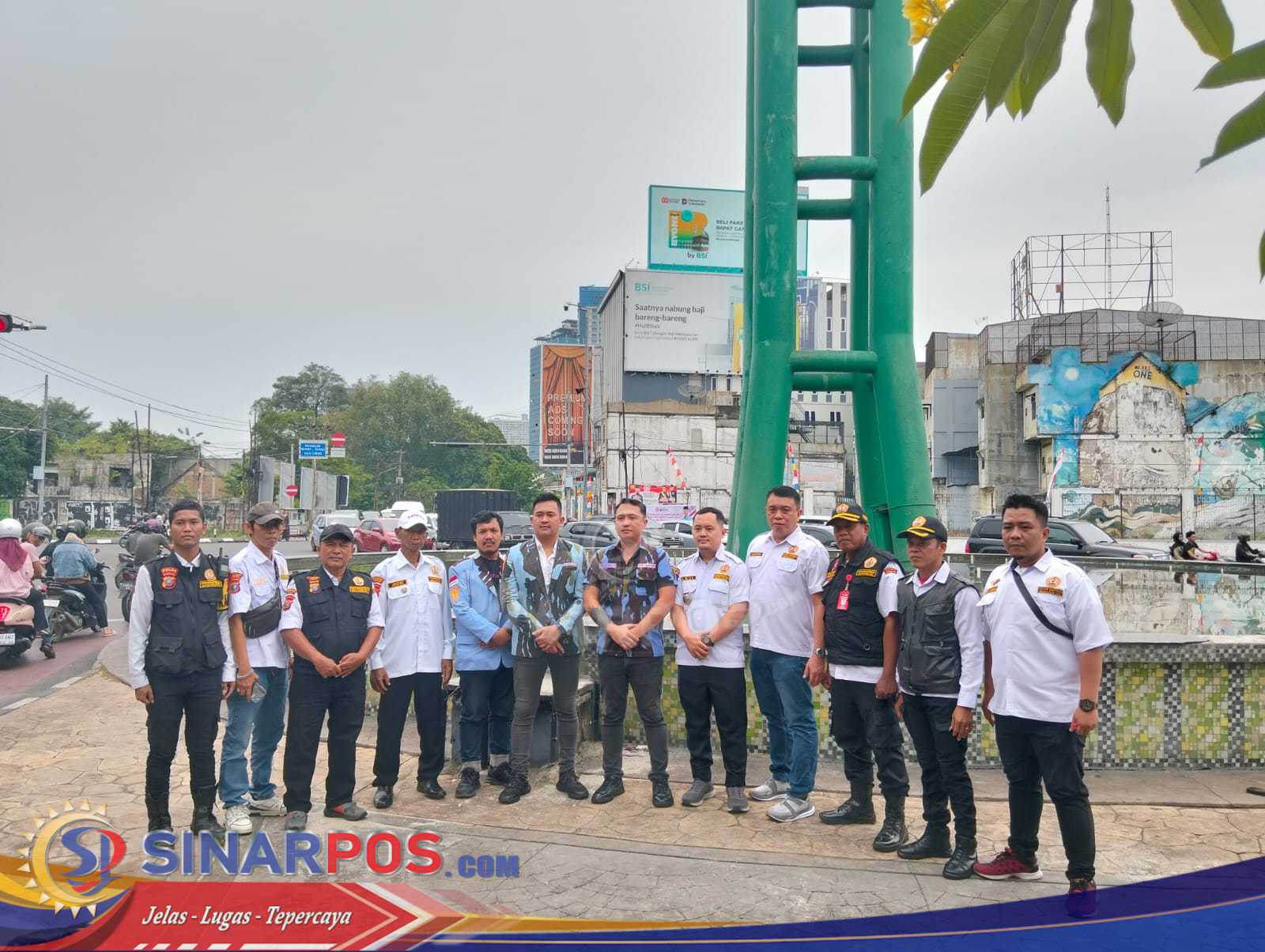 Bangkitkan Semangat Nasionalisme,  Pokdarkamtibmas Resor Medan Bagikan 1000 bendera merah putih Kepada Pengendara