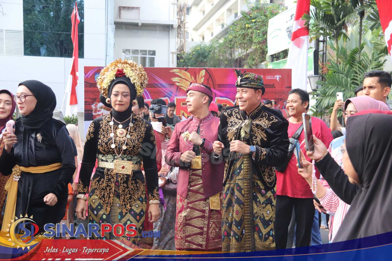 Wakapolda NTB Sertai Ribuan Warga Tumpah Ruah Saksikan Parade Budaya HUT RI ke-80 di Kota Mataram