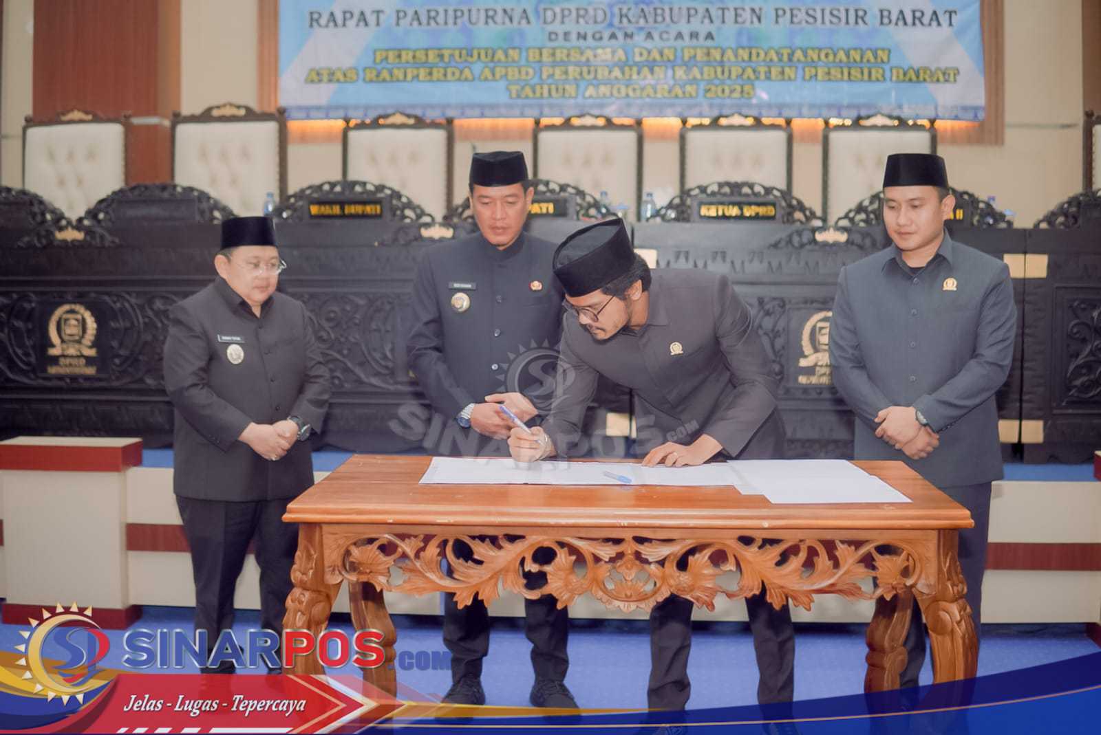 BUPATI – WABUP PESIBAR HADIRI PARIPURNA AGENDA PERSETUJUAN DAN PENANDATANGANAN RANPERDA APBD PERUBAHAN TAHUN 2025