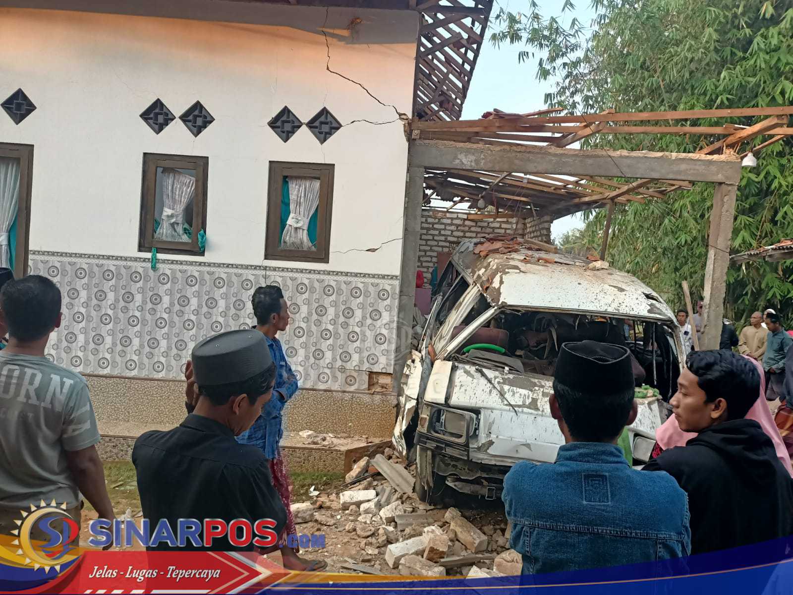 Ledakan Mobil di Ambunten Timbulkan Kepanikan Warga Sekitar Ledakan Mobil di Ambunten Timbulkan Kepanikan Warga Sekitar