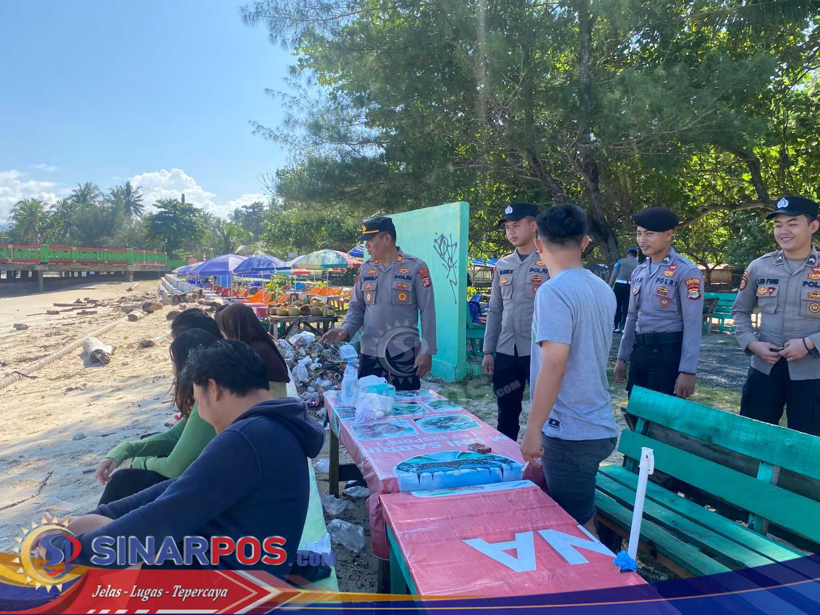 Pleton Siaga Polres Pesisir Barat Laksanakan Patroli Dialogis di Pantai Labuhan Jukung Pleton Siaga Polres Pesisir Barat Laksanakan Patroli Dialogis di Pantai Labuhan Jukung