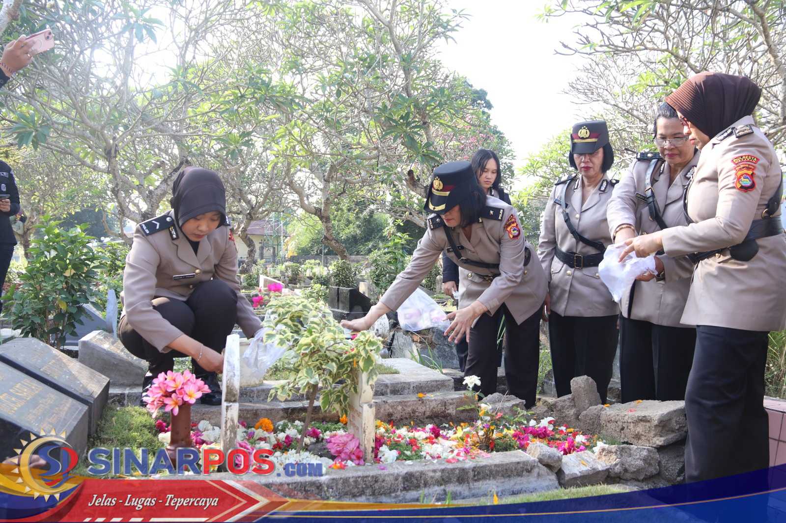 Peringati Hari Jadi Ke-77, Polwan Polda NTB Ziarah ke Taman Makam Pahlawan Majeluk