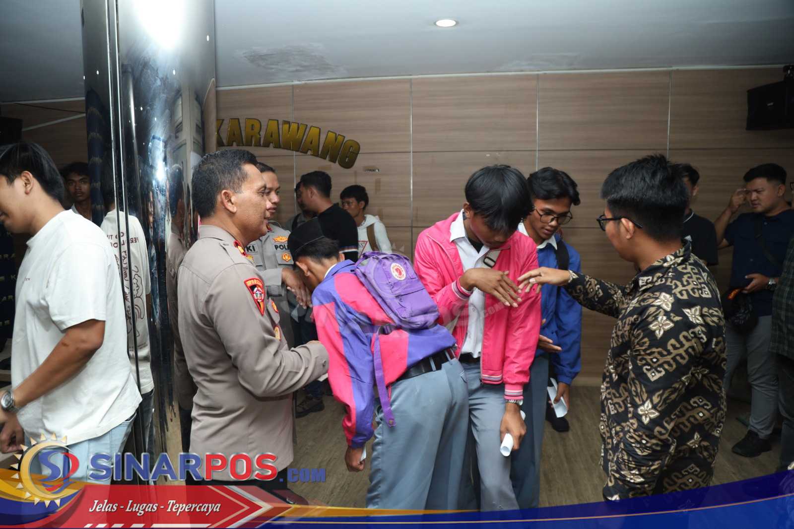 49 Siswa Yang Hendak Demo Ke Jakarta Diserahkan Ke Orang Tua Usai Diberikan Pembinaan Oleh Polres Karawang