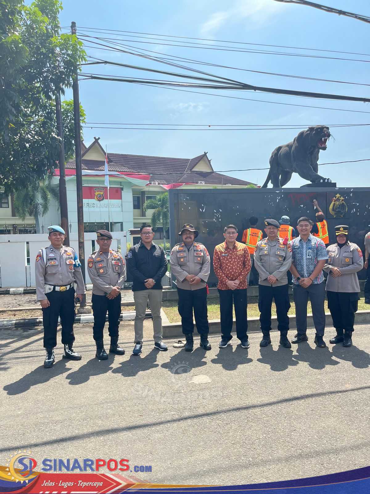 Pasca Aksi Unjuk Rasa, Polres Karawang Lakukan Perbaikan Lingkungan Mako Pasca Aksi Unjuk Rasa, Polres Karawang Lakukan Perbaikan Lingkungan Mako