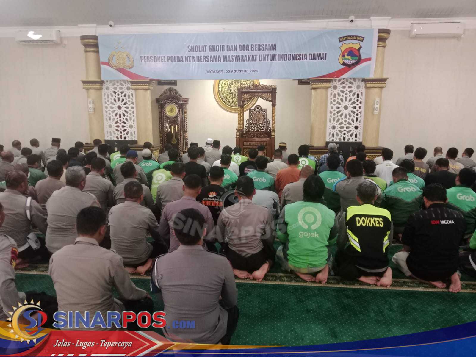 Polda NTB dan Ojol Gelar Sholat Ghaib untuk Almarhum Affan Kurniawan