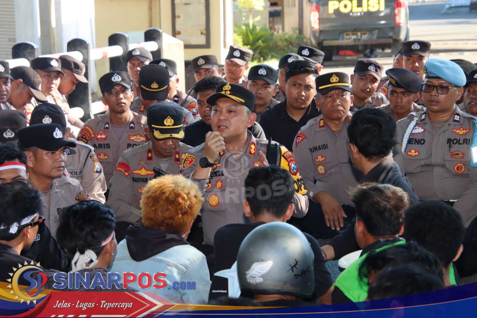 Kapolres Sumenep Turun Langsung Temui Massa Aksi Aliansi Masyarakat Sumenep Kapolres Sumenep Turun Langsung Temui Massa Aksi Aliansi Masyarakat Sumenep