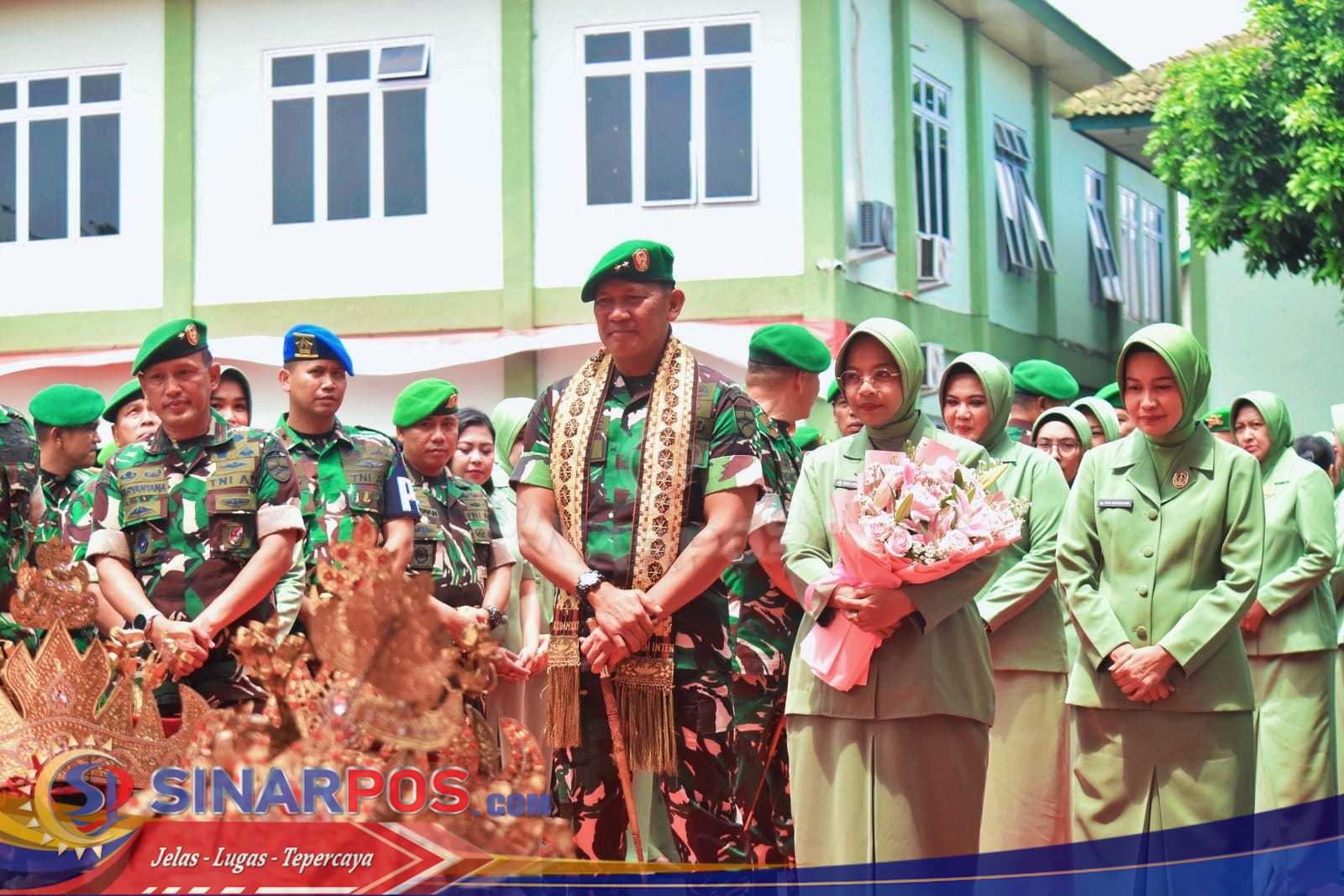 Danrem 043/Gatam Hadiri Tradisi Penyambutan dan Penerimaan Pangdam XXI/RI Serta Ketua Persit KCK Daerah XXI/RI Danrem 043/Gatam Hadiri Tradisi Penyambutan dan Penerimaan Pangdam XXI/RI Serta Ketua Persit KCK Daerah XXI/RI