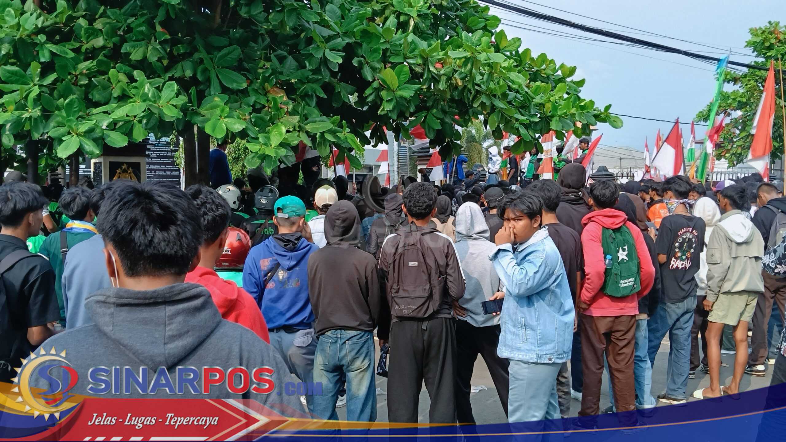 Demo Tuntut Keadilan Affan Kurniawan di Mapolres Karawang Ricuh, Pagar Roboh dan Lalu Lintas Lumpuh Demo Tuntut Keadilan Affan Kurniawan di Mapolres Karawang Ricuh, Pagar Roboh dan Lalu Lintas Lumpuh
