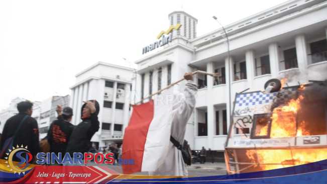 Medan Mencekam!! Pos Polisi Jalan Balaikota Dibakar Massa