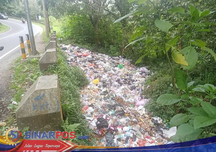 Tumpukan Sampah Jalan Wisata Rancabali Ciwidey Memprihatinkan Tumpukan Sampah Jalan Wisata Rancabali Ciwidey Memprihatinkan