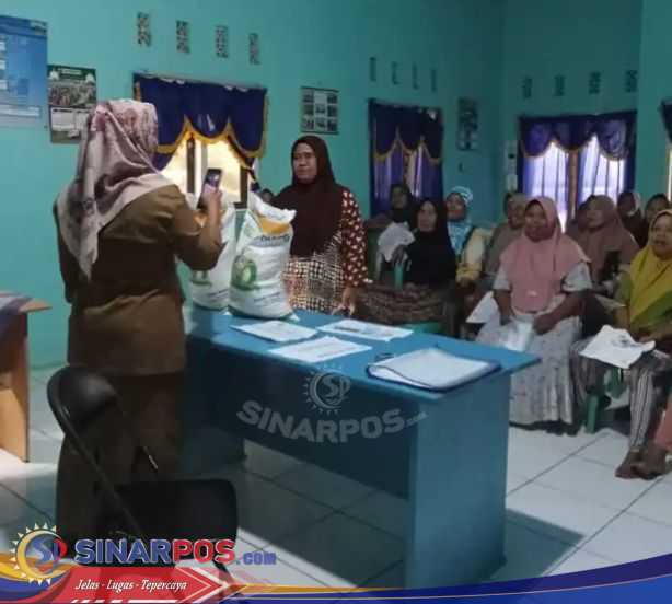 Pemerintahan Pekon Kerbang Dalam Salurkan Bantuan Beras Ke 58 KPM Di Tahun 2025