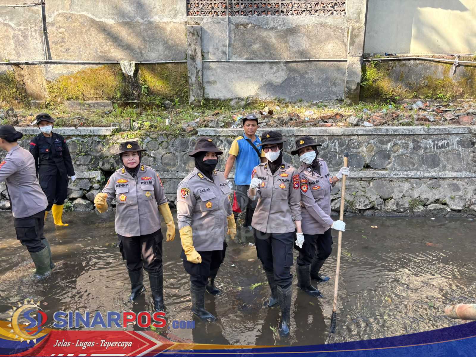 Polwan Polda NTB Rayakan HUT ke-77 dengan Aksi Peduli Lingkungan di Karang Kelok Polwan Polda NTB Rayakan HUT ke-77 dengan Aksi Peduli Lingkungan di Karang Kelok