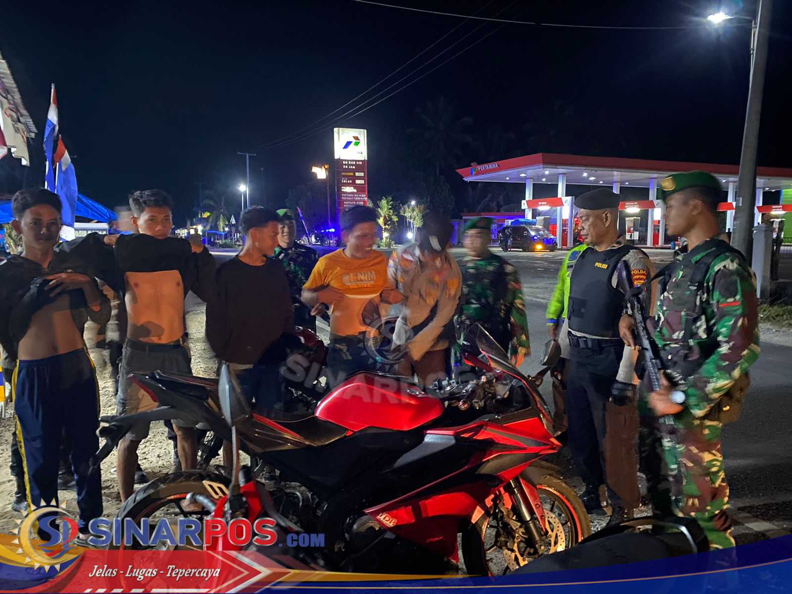 Polres Pesisir Barat Laksanakan Patroli Skala Besar Jaga Situasi Aman dan Kondusif Polres Pesisir Barat Laksanakan Patroli Skala Besar Jaga Situasi Aman dan Kondusif