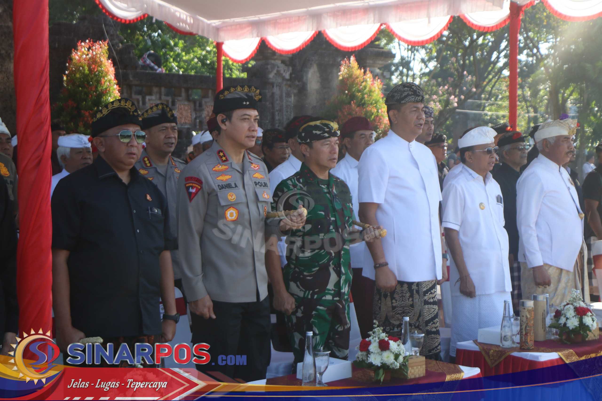 Kapolda Bali Hadiri Apel Gelar Agung Pecalang Bali, Tegaskan Komitmen Jaga Keamanan dan Ketertiban Kapolda Bali Hadiri Apel Gelar Agung Pecalang Bali, Tegaskan Komitmen Jaga Keamanan dan Ketertiban