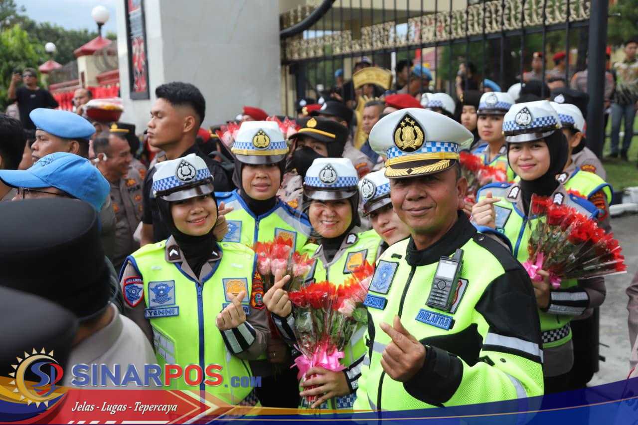 HUT ke-77, Polwan Polda Sumut Bagikan Bunga Sebagai Tanda Duka dan Kehangatan di Aksi Solidaritas Ojol HUT ke-77, Polwan Polda Sumut Bagikan Bunga Sebagai Tanda Duka dan Kehangatan di Aksi Solidaritas Ojol