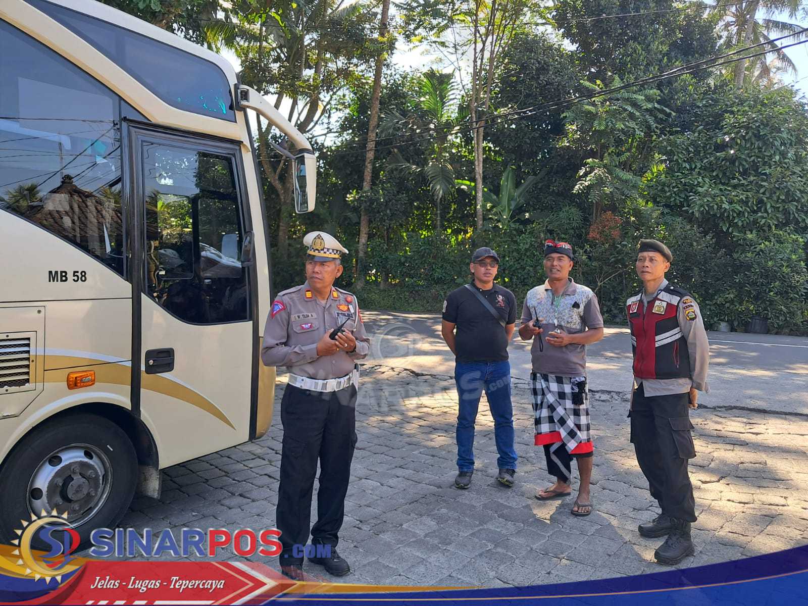 Beri Rasa Aman Kepada Wisatawan, Pawas Bersama Anggota Sambangi Obyek Desa Wisata Penglipuran Beri Rasa Aman Kepada Wisatawan, Pawas Bersama Anggota Sambangi Obyek Desa Wisata Penglipuran